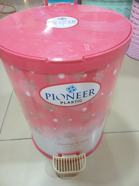 Pioneer Plastic Paddle Dustbin